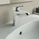 Waschtischarmatur aus Chrom von Ideal Standard, mit einem schlanken Design und einem Hebelgriff zum Regulieren des Wasserflusses, montiert auf einer hellen Arbeitsfläche.